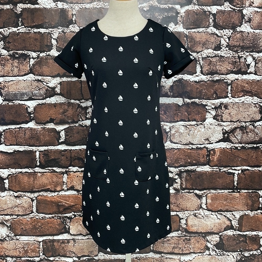 Yumi Dress Black Short Sleeve White Sailboats Sheath Size XS